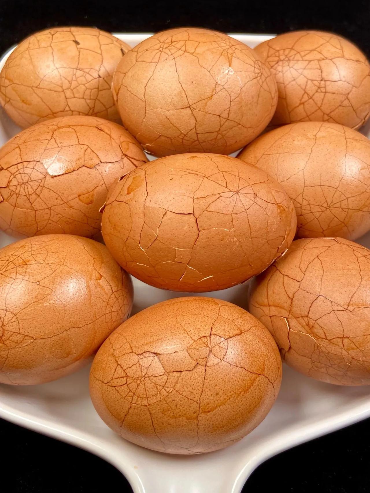 五香茶叶蛋自己在家煮比外边买的还好吃！咸香入味全家人都喜欢吃~
做法：
1、鸡蛋