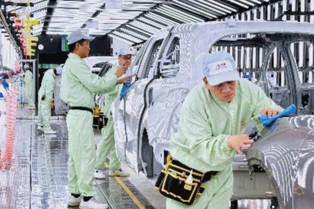 曾经风光无限的燃油车，如今正被市场狠狠抛弃。最新数据触目惊心：销量暴跌26.4%