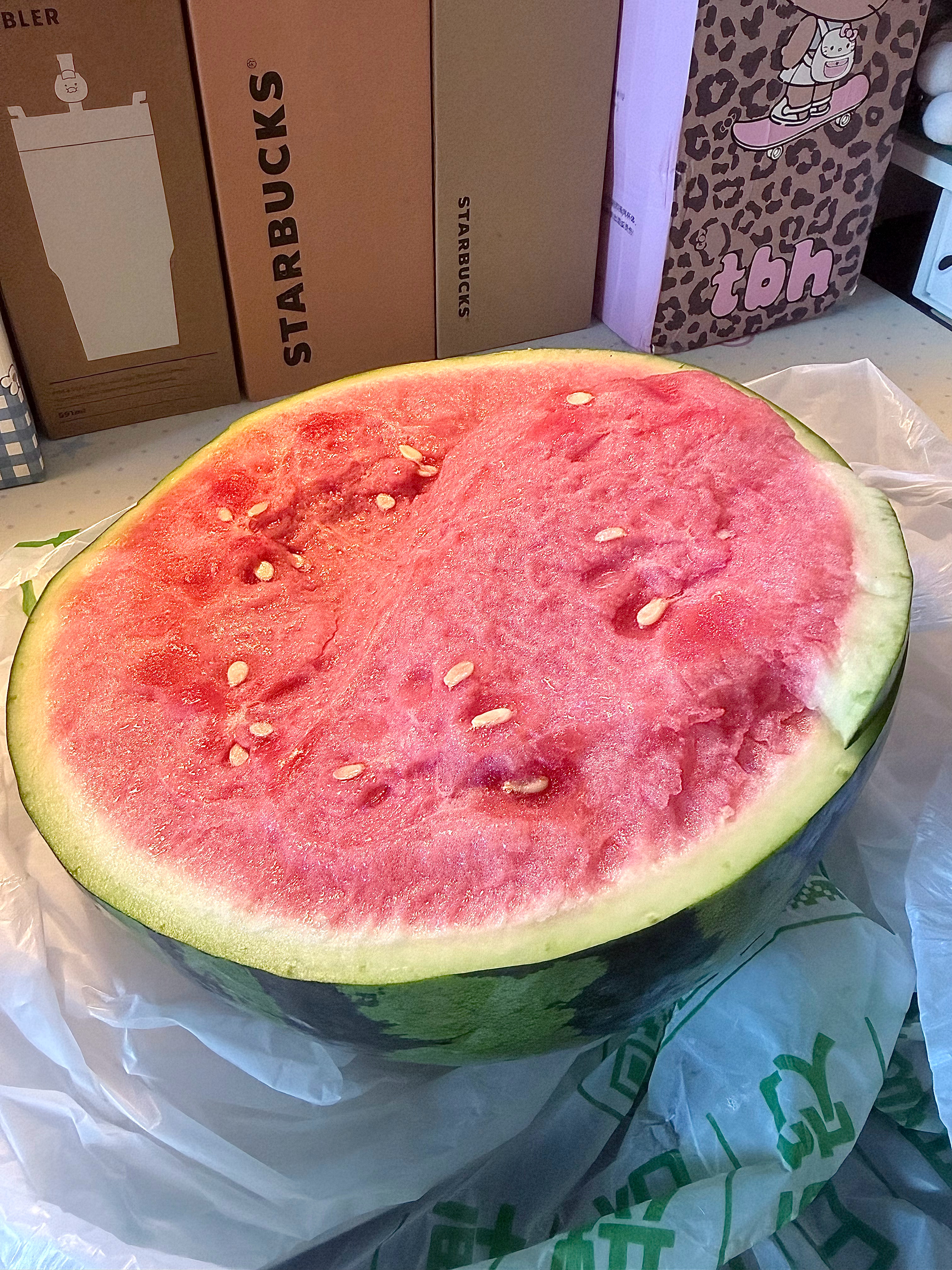 小象超市的西瓜！哇哇哇巨美味这个突出来的太有食欲了…就是我的小冰箱功率很小！还没