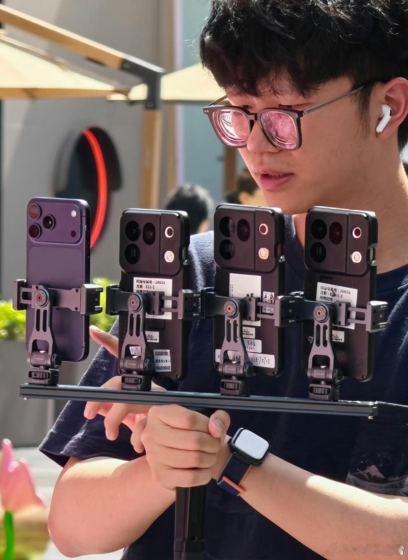 近日有数码博主晒出了 OPPO Find X10 系列的 EVT 工程机实拍谍照