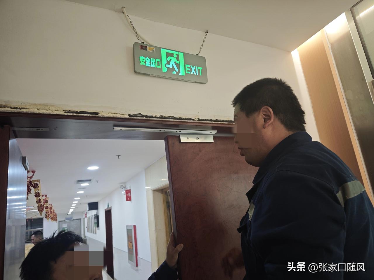 电工应该无所不能的，装一个门禁锁，还是难不倒我的。

公司有全国各地来培训学员，