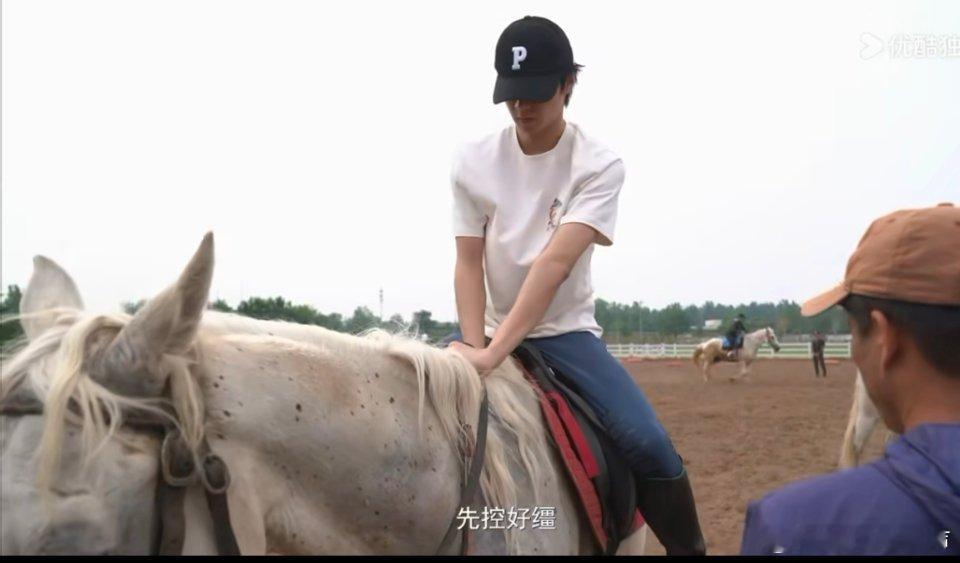 刘耀文没想到自己能控马起扬马年看少年！刘耀文首试控马起扬一次成，无马术基础却完美