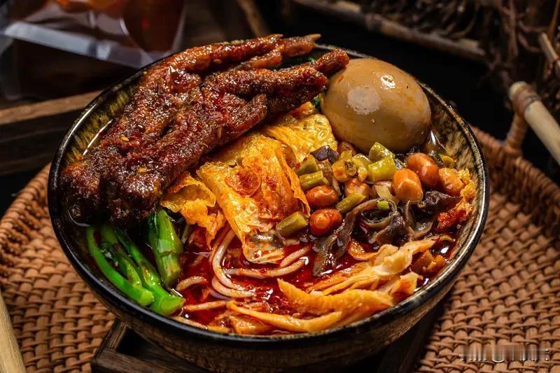 2025年12月19日 周五 晴
今天在柳州的生活超精彩！早上，去吃了一碗地道的