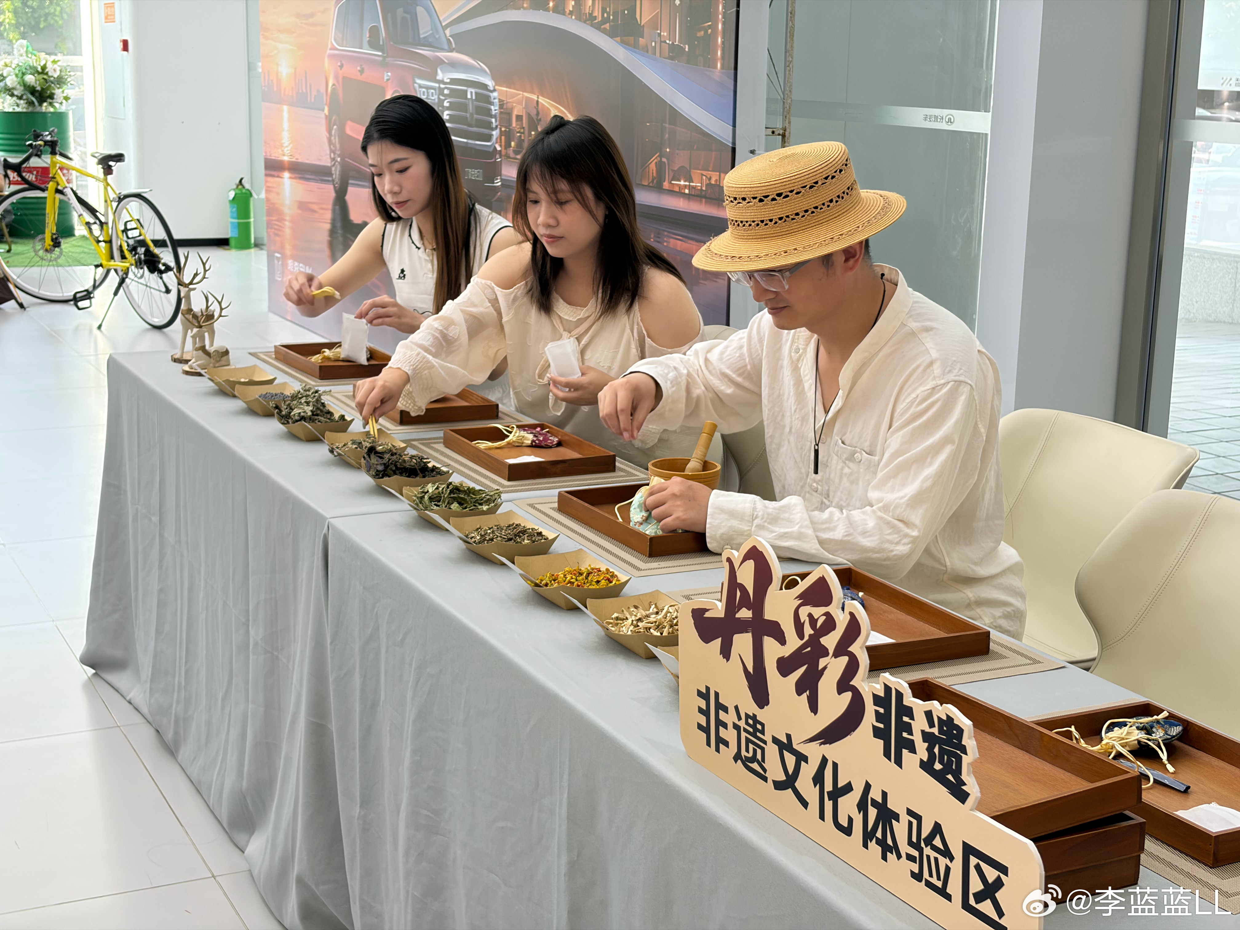 又开始不搭理我了。叫他吃饭都不理我……真不知道今天哪里又招惹他了？难道是回家的时