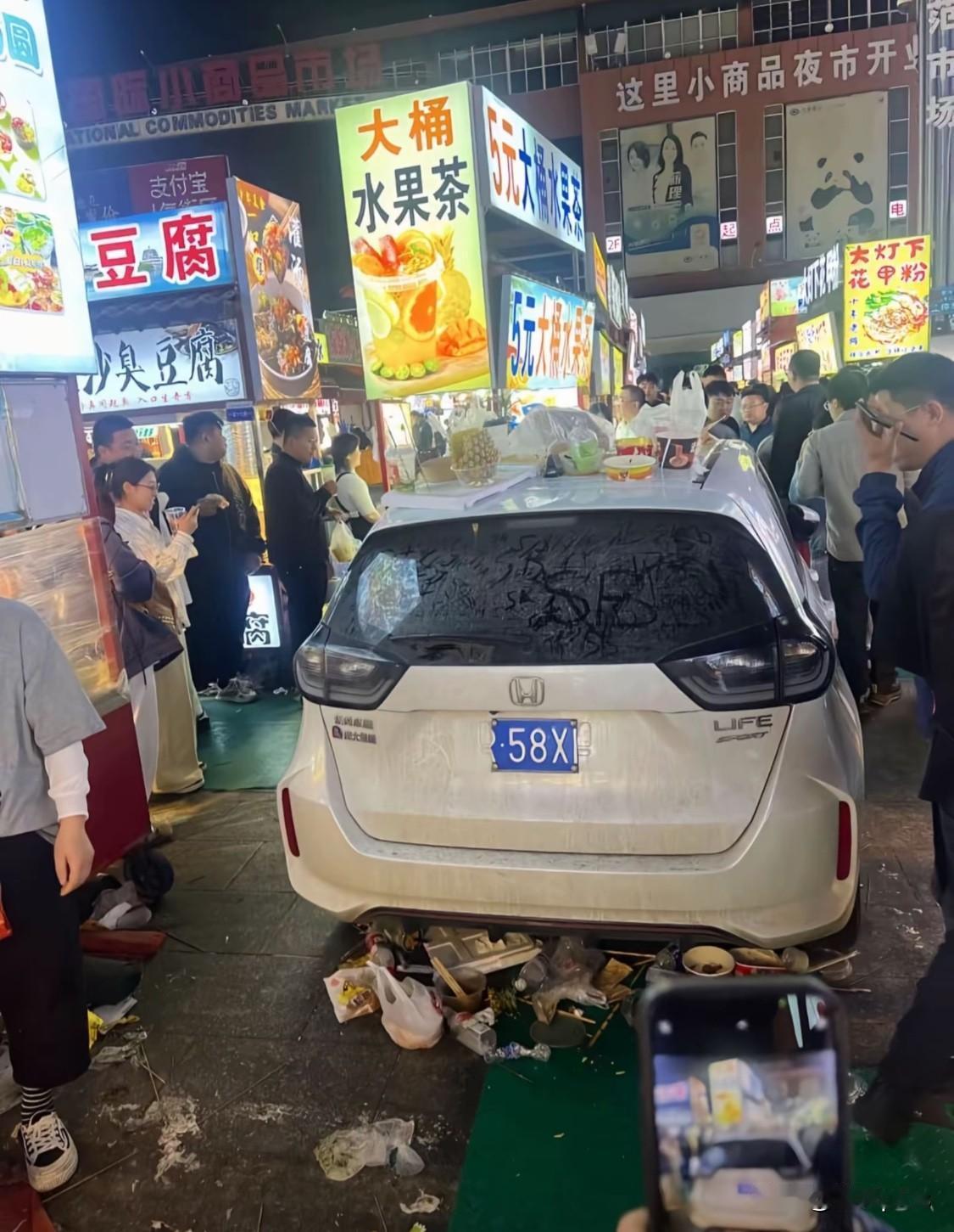 正定夜市汽车被扔垃圾，这件事里面有犯罪行为。掰断车牌的摊贩或游客涉嫌故意损坏他人
