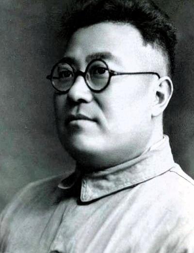 牟宜之，字去非，1909年出生于山东日照的望族家庭，是我国近代知名革命家、爱国诗