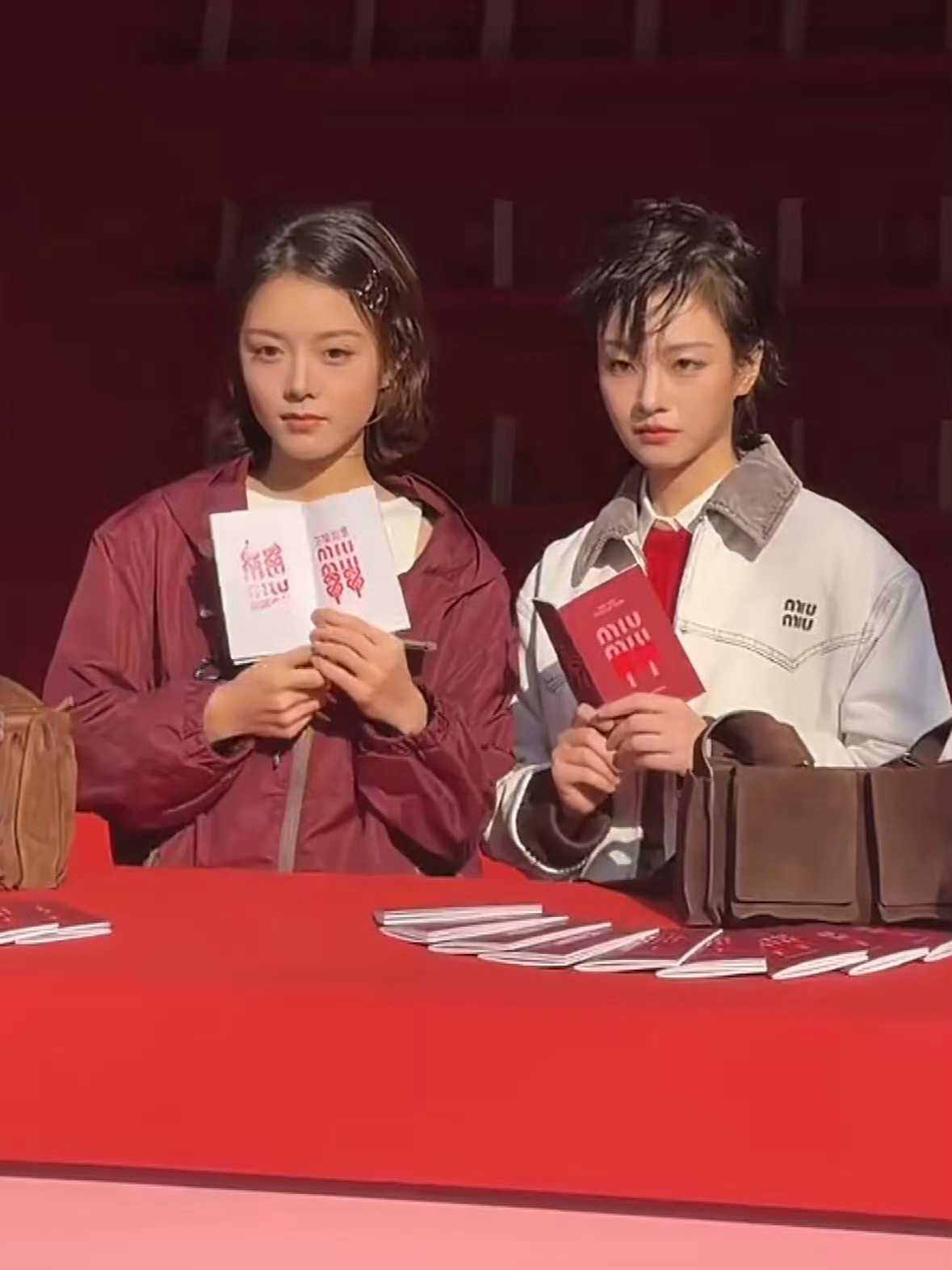 赵今麦李庚希短发弱弱问一句两位姐姐考虑演双女主戏份吗？ 