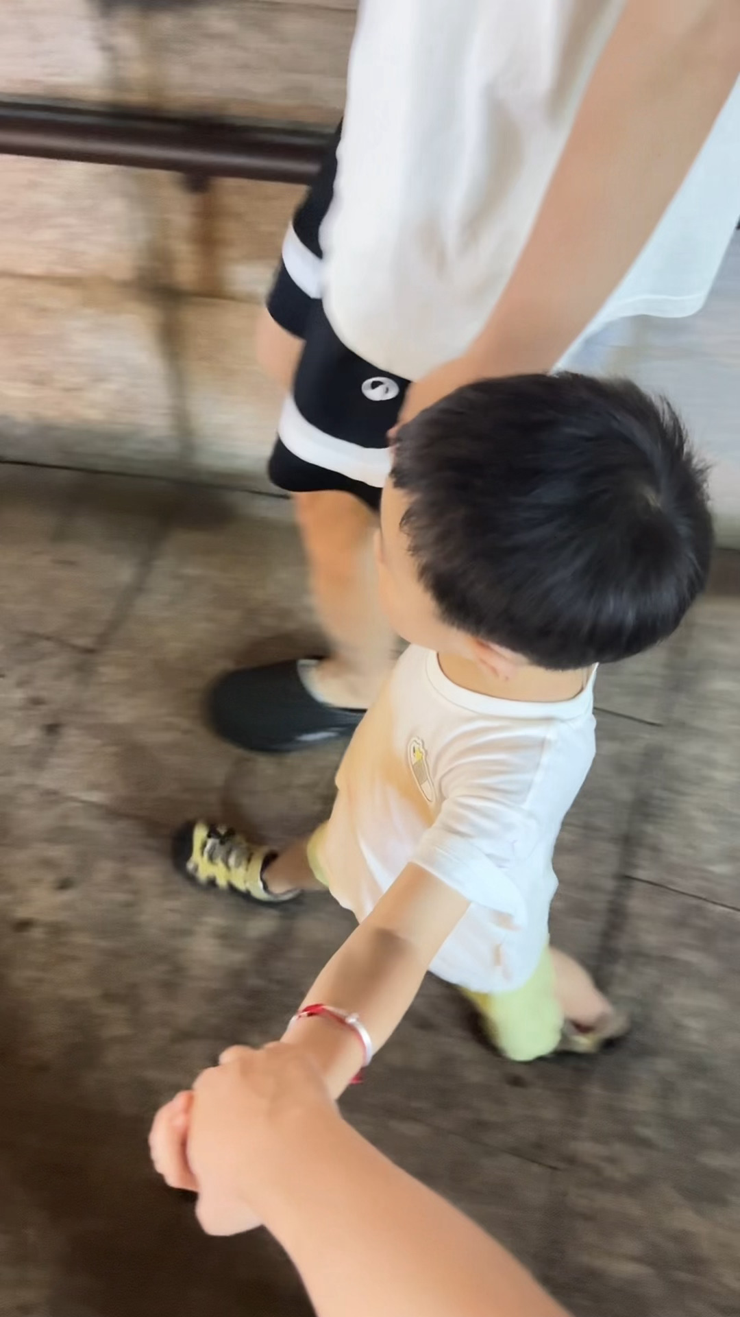 小宝宝就这样一只手牵一个库库走路（yes又带宝去玩旋转小飞机和小火车了 