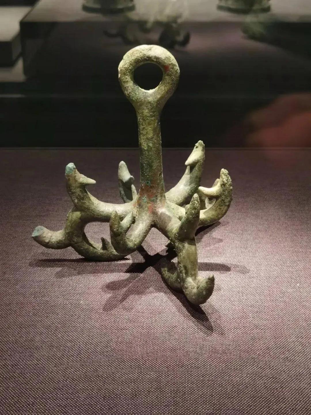 这件妇好墓出土的器物用途成谜，学界争议不断。其独特造型引发无限遐想——祭祀礼器？