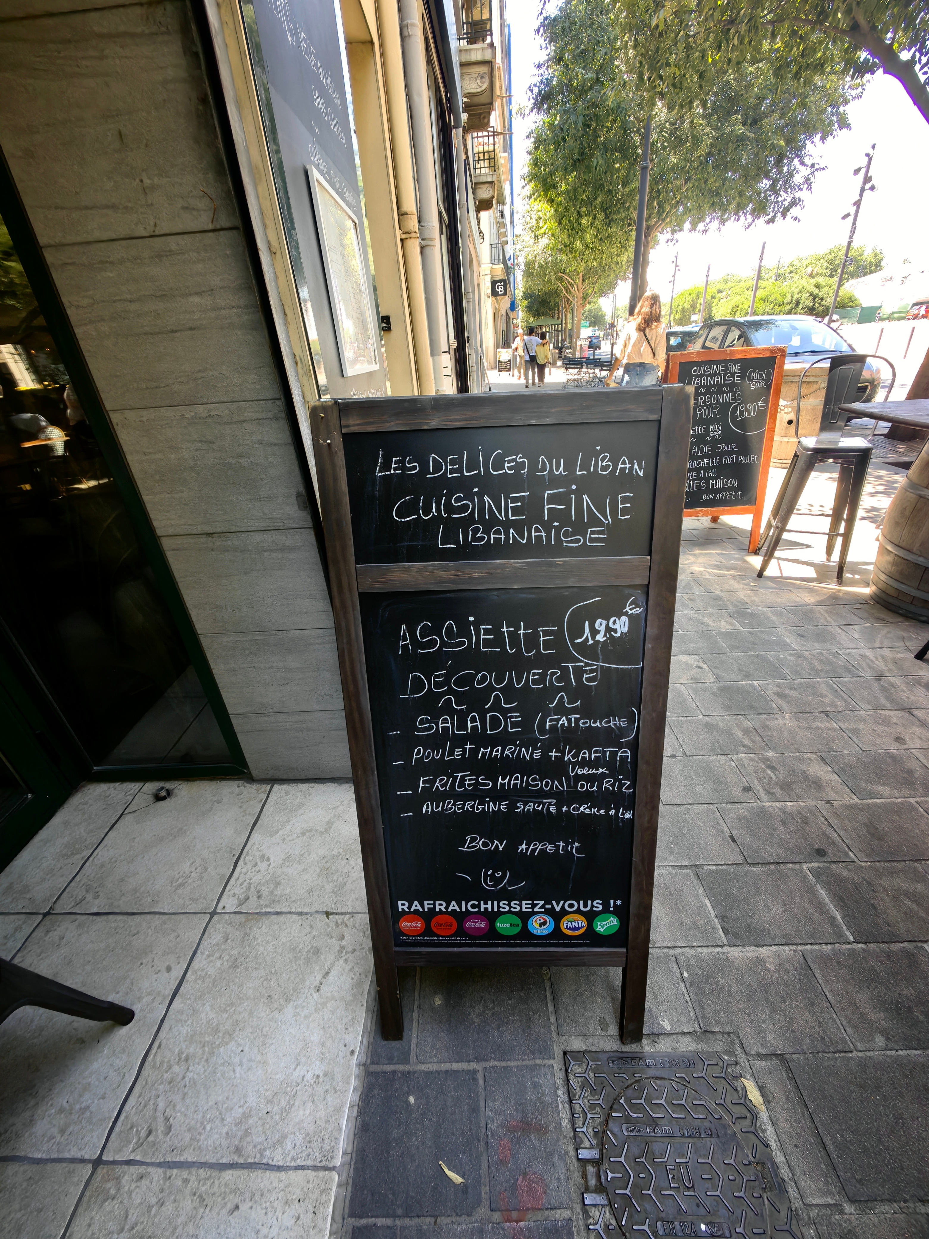 原计划午餐吃法国大餐，结果我们逛老街区贫民窟把时间耽误了，餐厅纷纷打烊，没打烊的