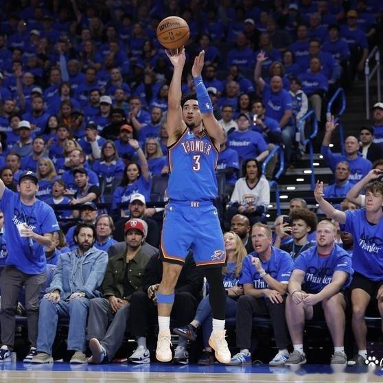 《一级恶意！剩1分39秒撞飞人家二年级生？NBA官方连夜改判：天王山蓄力撞翻麦凯