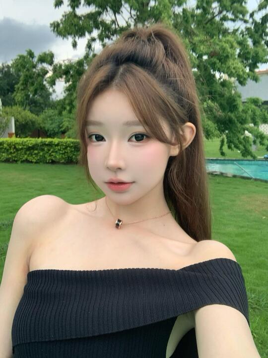 努力活成了别人口中的一眼美女...