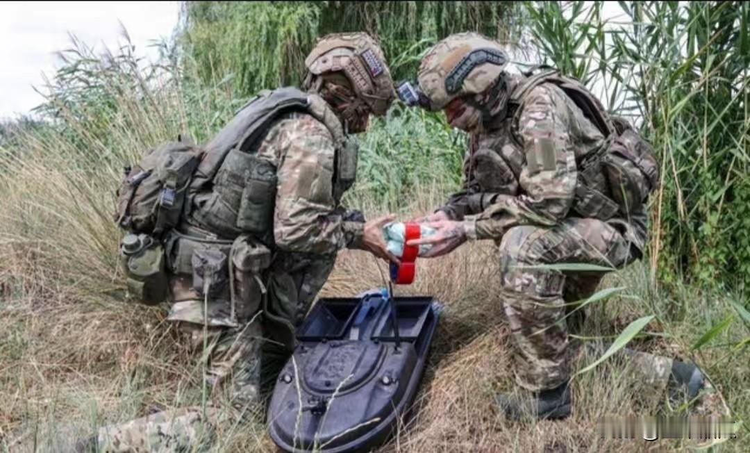 俄军开始试验小型自爆船，可以搭载几公斤 ，十几公斤弹药，沿着河流到达对岸乌军的船