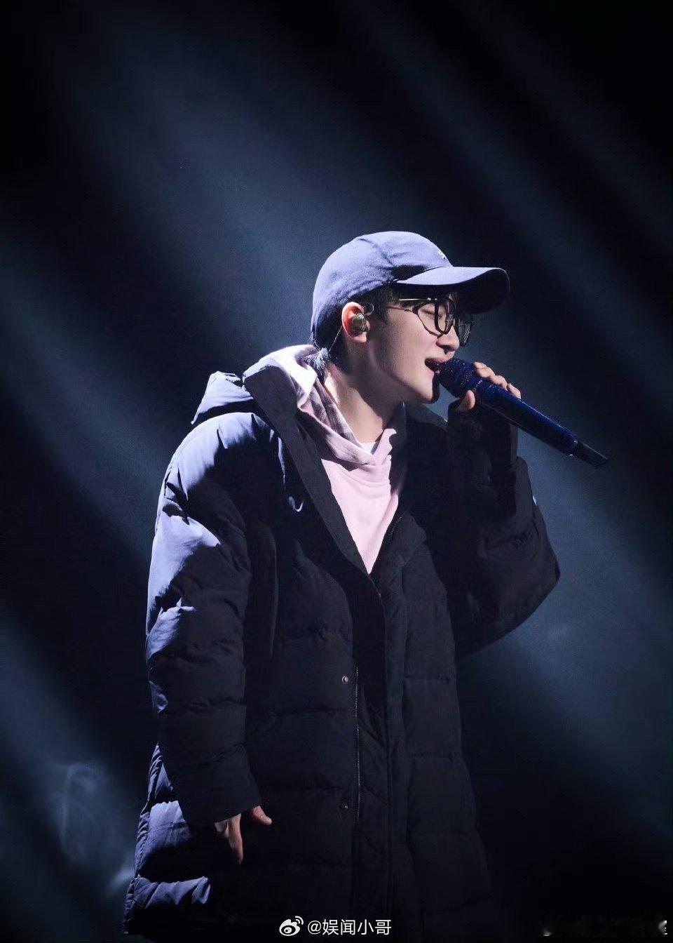 这首歌简直是周深的养老保险 在时光长河中，《小美满》如璀璨星辰。周深跨年晚会唱响