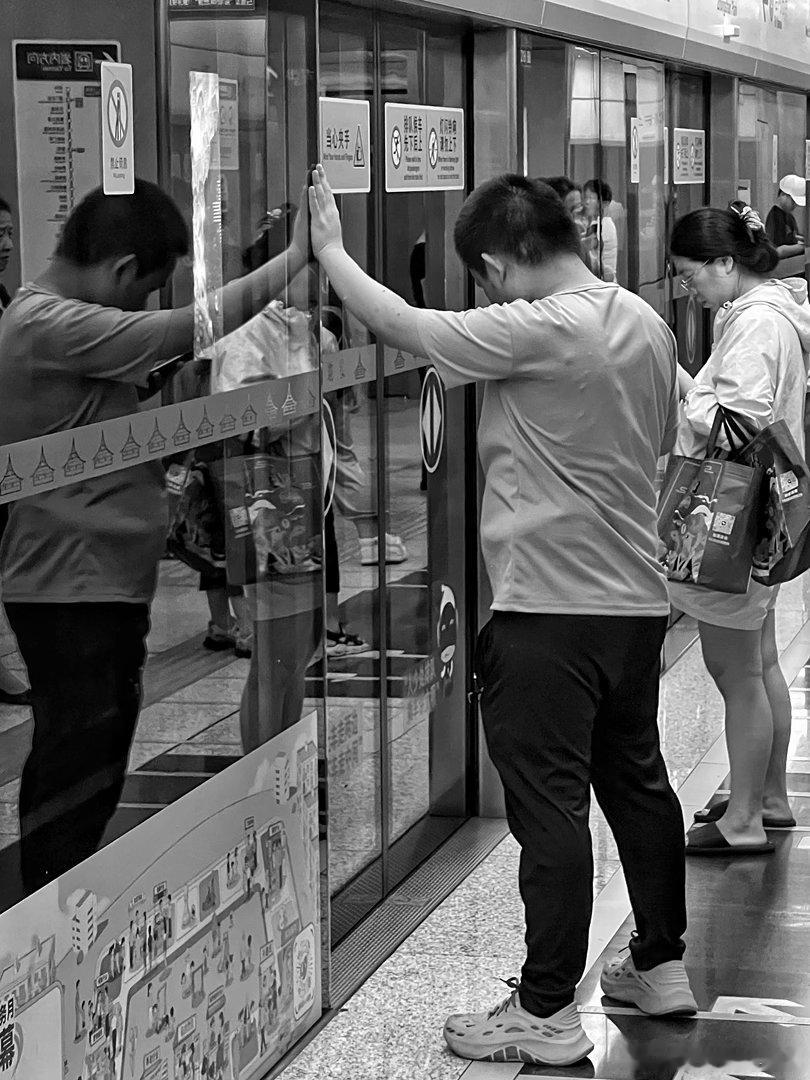 摄影人  街拍厦门：王鹭佳2026在路上？摄影人选择了人文纪实摄影，也就记录了生