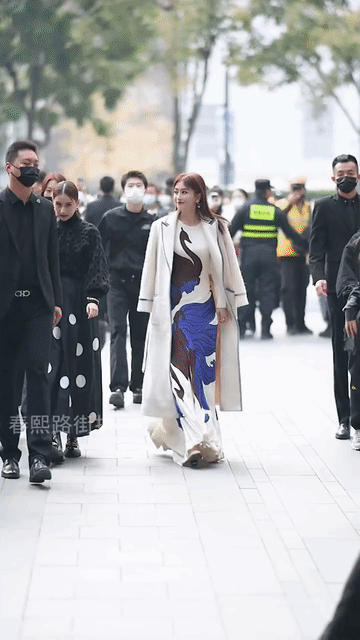 真没注意到秦岚旁边还有个何超莲，秦岚这气场太大了，目光都在她身上了，何超莲一点存