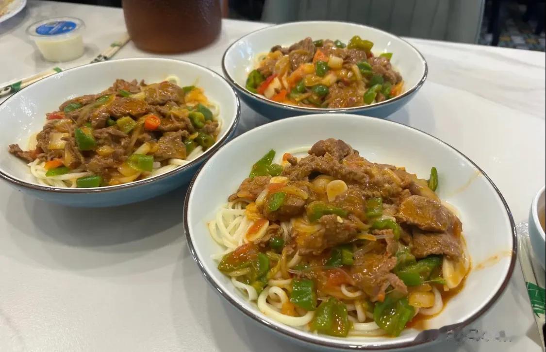 #乌鲁木齐头条# 15块钱能吃到这个标准的家常拌面确实可以了，笔者发现和田二街上