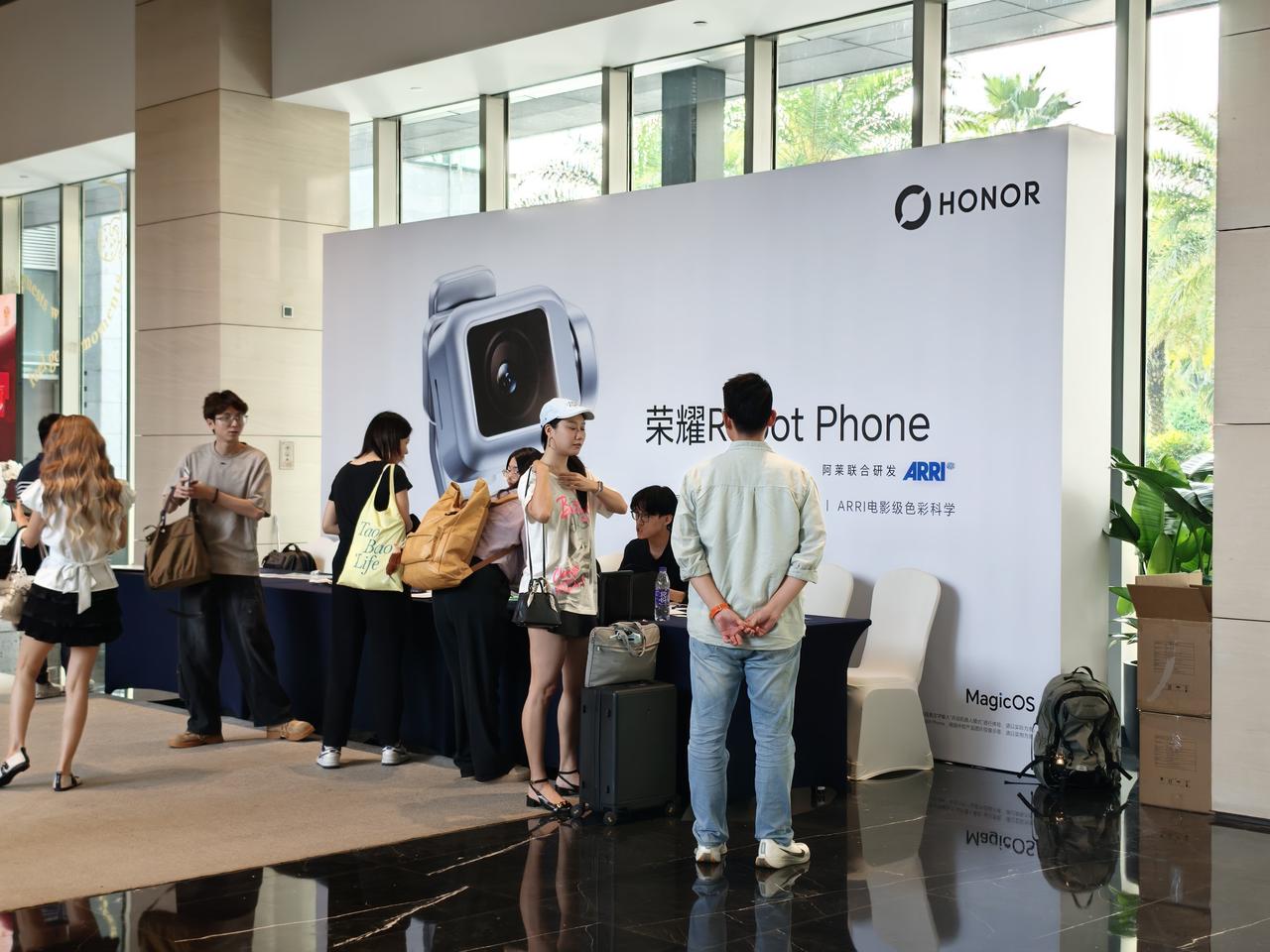 Phone邀请函，这是全球首款机器人手机，今晚发布会见～ ​👌🏻荣耀发布会 