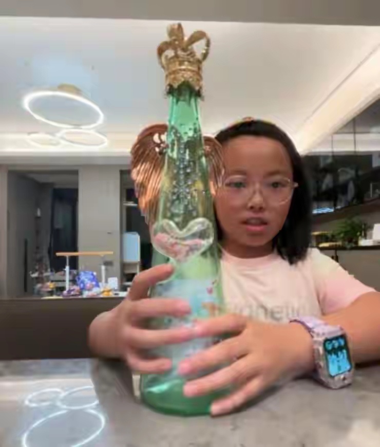 “有钱人不长你这样！”女孩晒天价矿泉水被嘲，家长认清现实！ 
