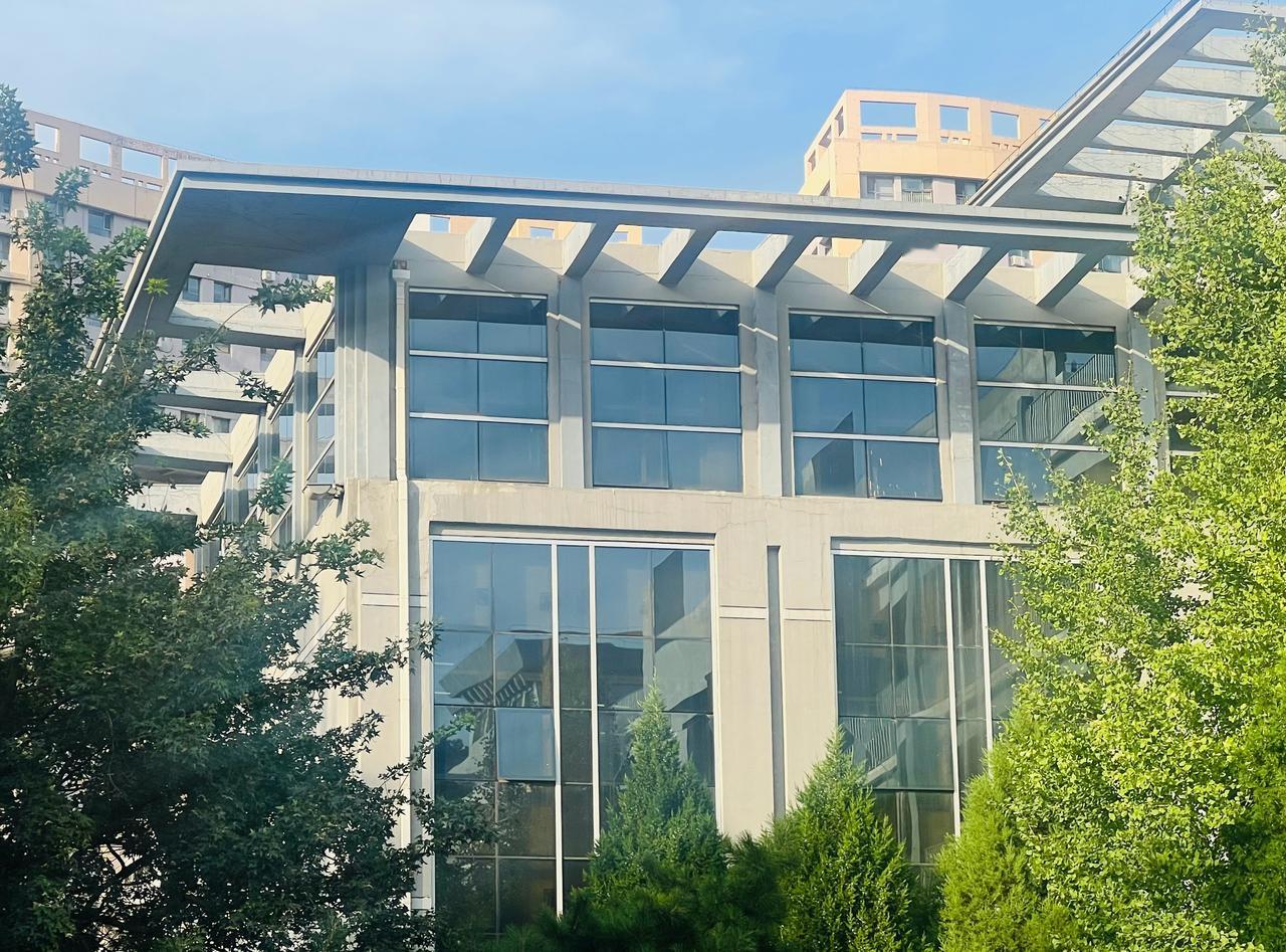 微风轻拂过脸庞，
吹散昨日的迷茫。
把眼前活成向往，
出发即是好时光。
早安，辽