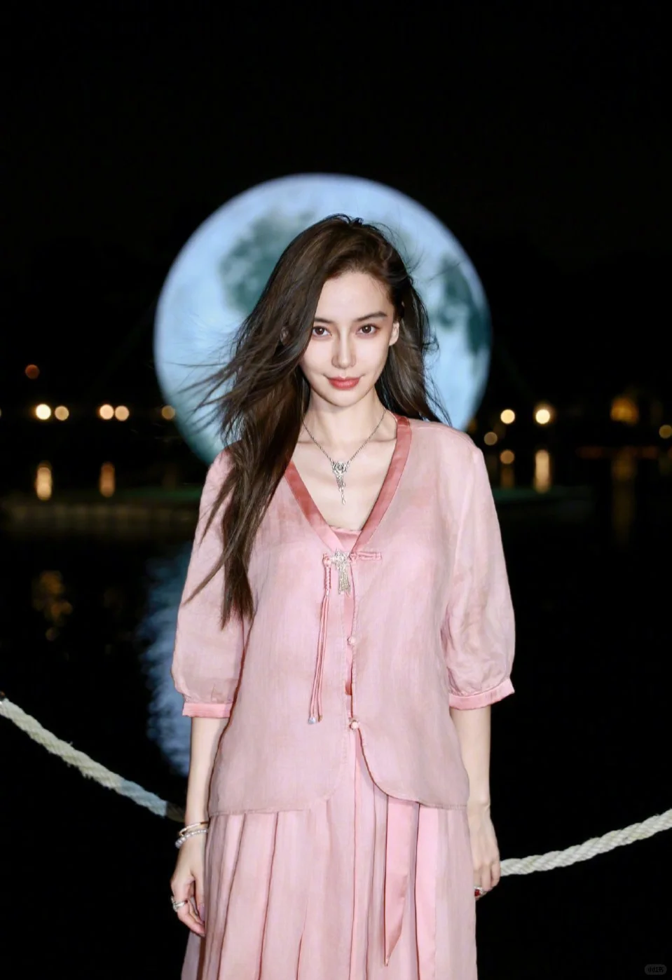 Angelababy放月圆新中式写真，戴百万珠宝
