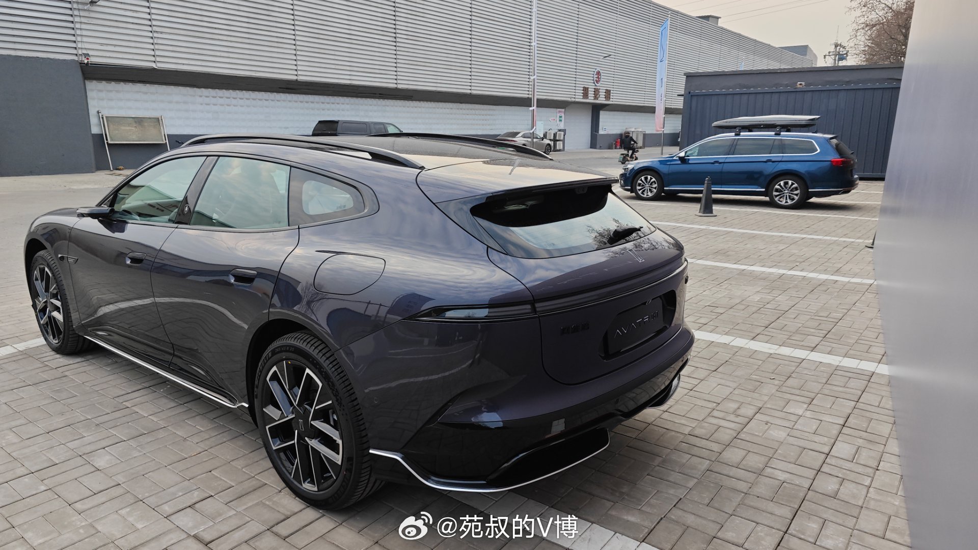 今天来拍摄阿维塔06T，这线条还是挺好看的，有一种猎装的感觉，有木有？这车会有增