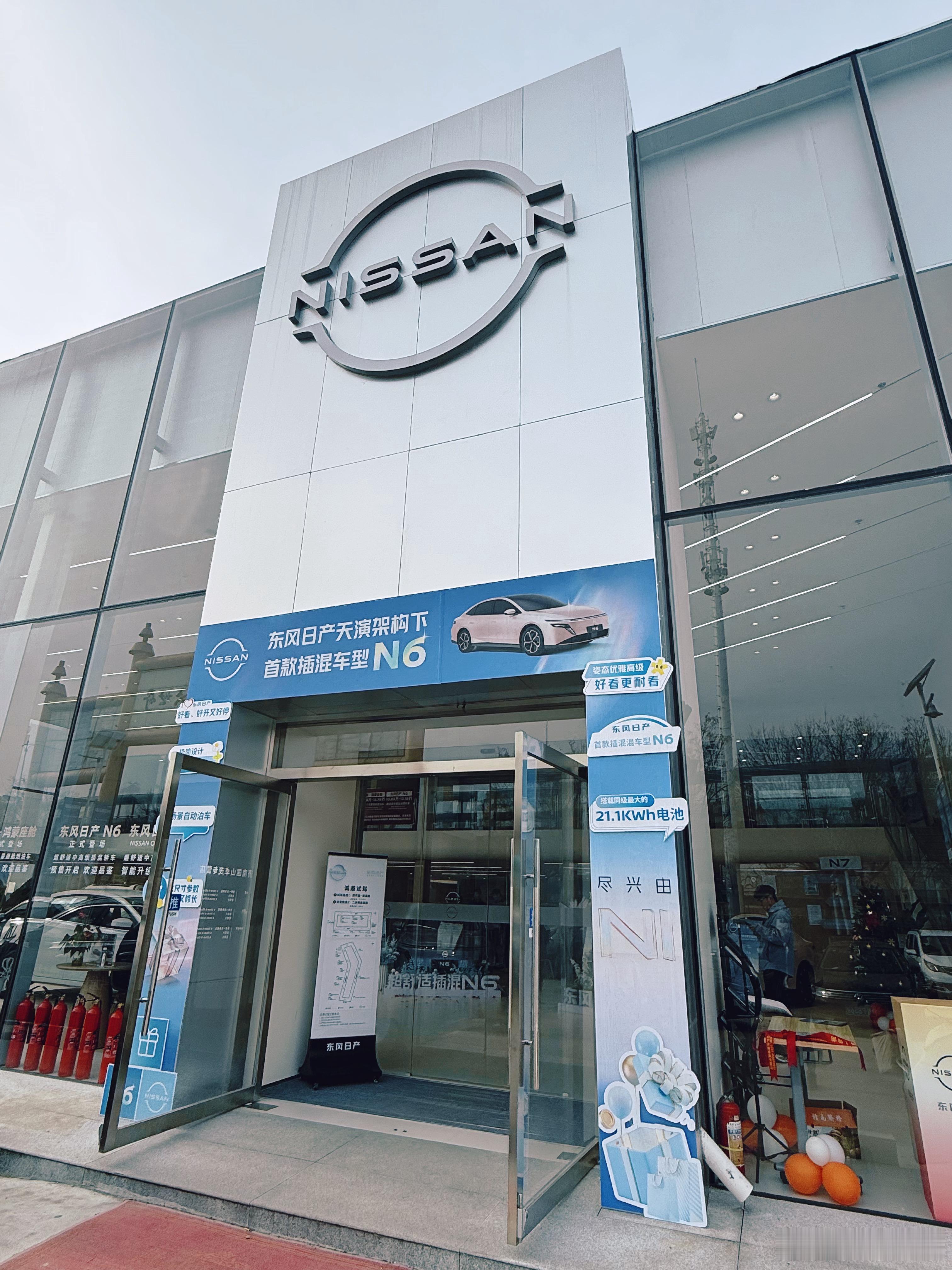 今天来济南汽车城走店，深刻感受到多款车型的并卖的优势。1. 客户停留时间更长，N