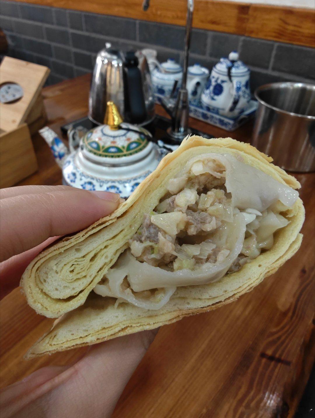 来内蒙都要吃啥呢？那必然是奶茶 手把肉 烧卖 奶制品而且这次我要强烈推荐焙子夹烧