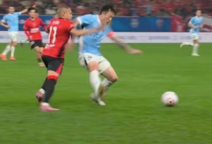 没想到，中超揭幕战，被裁判毁了！

今晚，中超联赛揭幕战，由成都蓉城对阵深圳新鹏