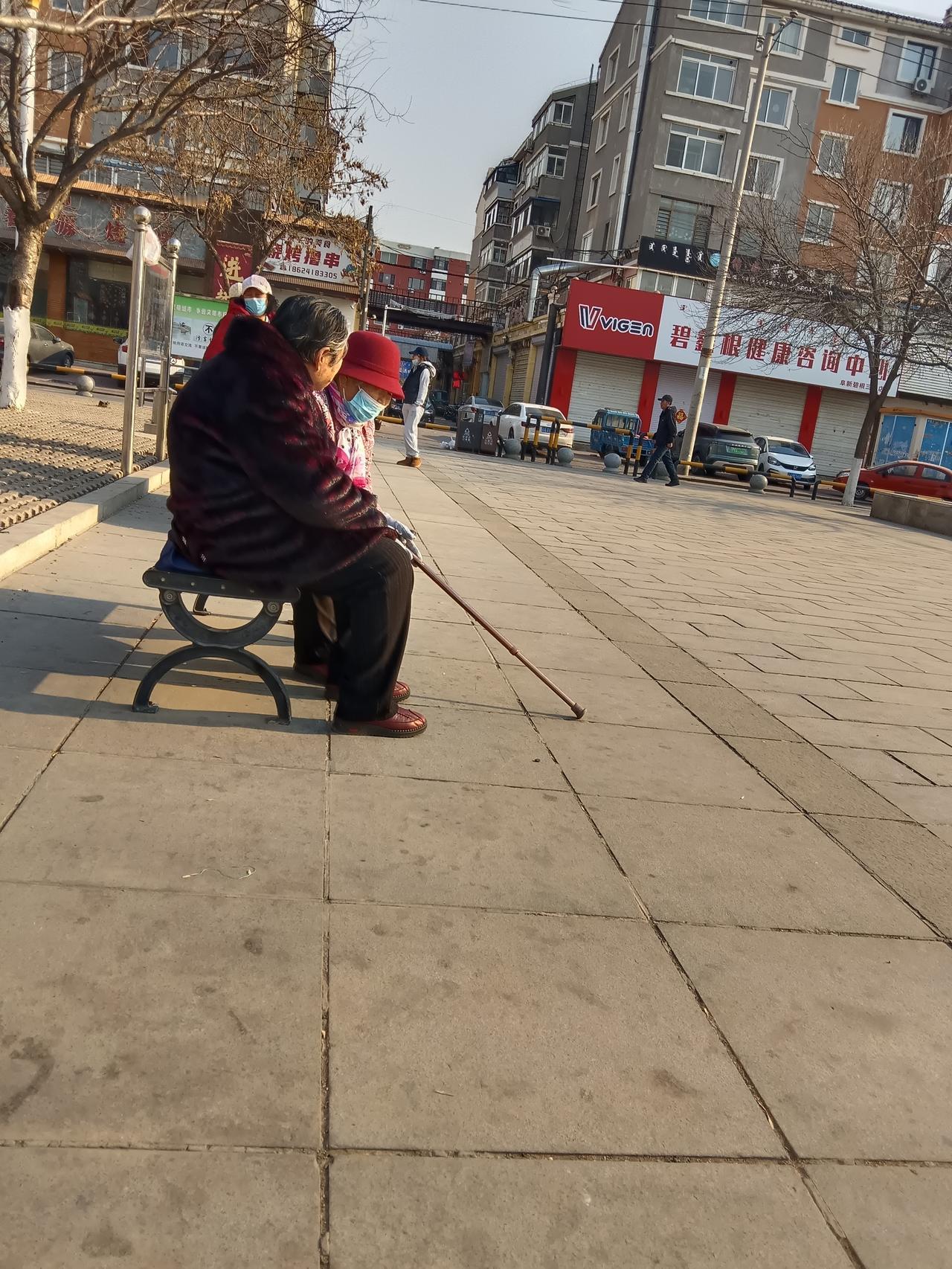 老人丧葬

邻居老大爷90多岁了，一直和儿子一家一起生活。平日的生活起居烧火做饭