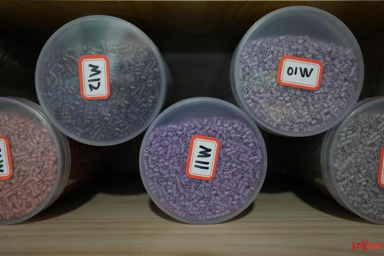 五颜六色的塑料小豆子，往模板上一摆，熨斗一烫，就能变成冰箱贴、包挂甚至是立体摆件