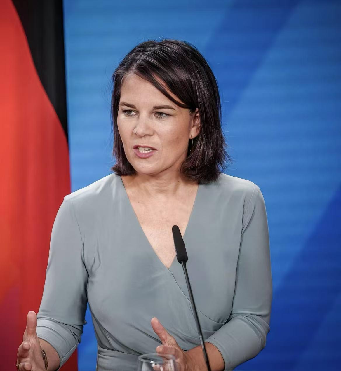 刚刚，4月20日，德国柏林，德国外长贝尔伯克又扔下一颗“重磅炸弹”：要开足马力，