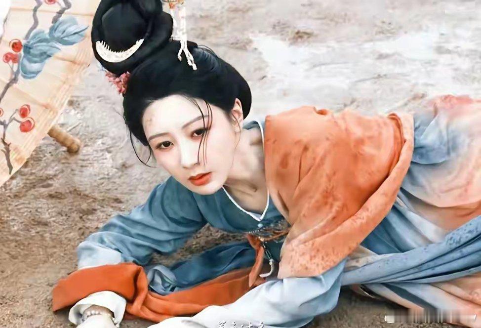 12月28日，杨紫李现《国色芳华》首支预告李现上来就一见钟情追妻，杨紫：我只爱钱