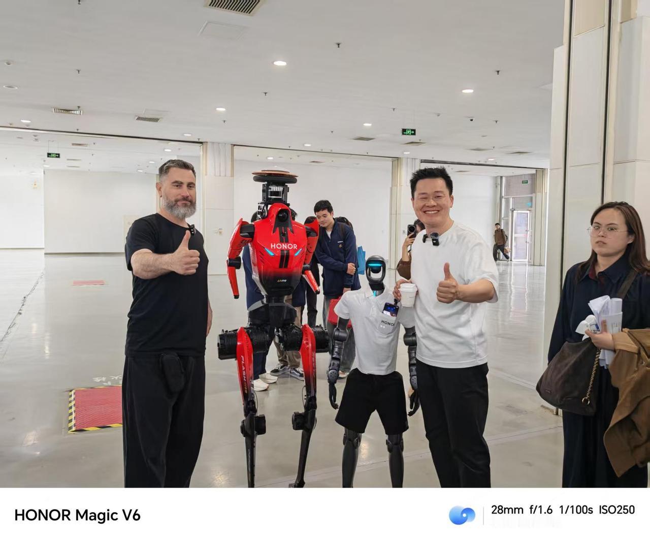 刚以50分26秒跑完半马、打破人类世界纪录的荣耀机器人，转眼又化身帅气车模，与同
