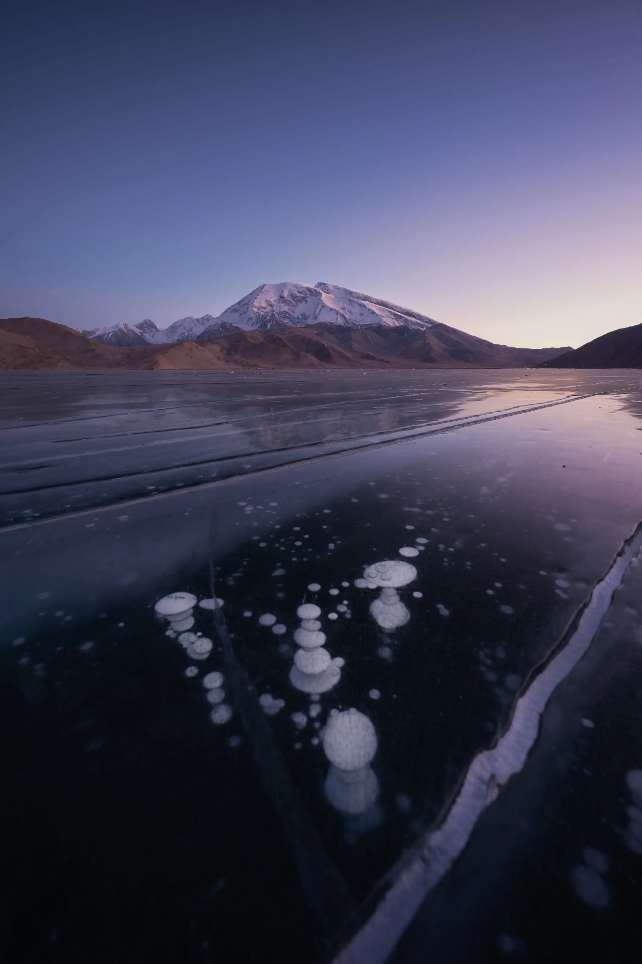 不同时刻的喀拉库勒湖。在冬季的帕米尔高原上，我用相机记录下不同时刻的喀拉库勒湖。