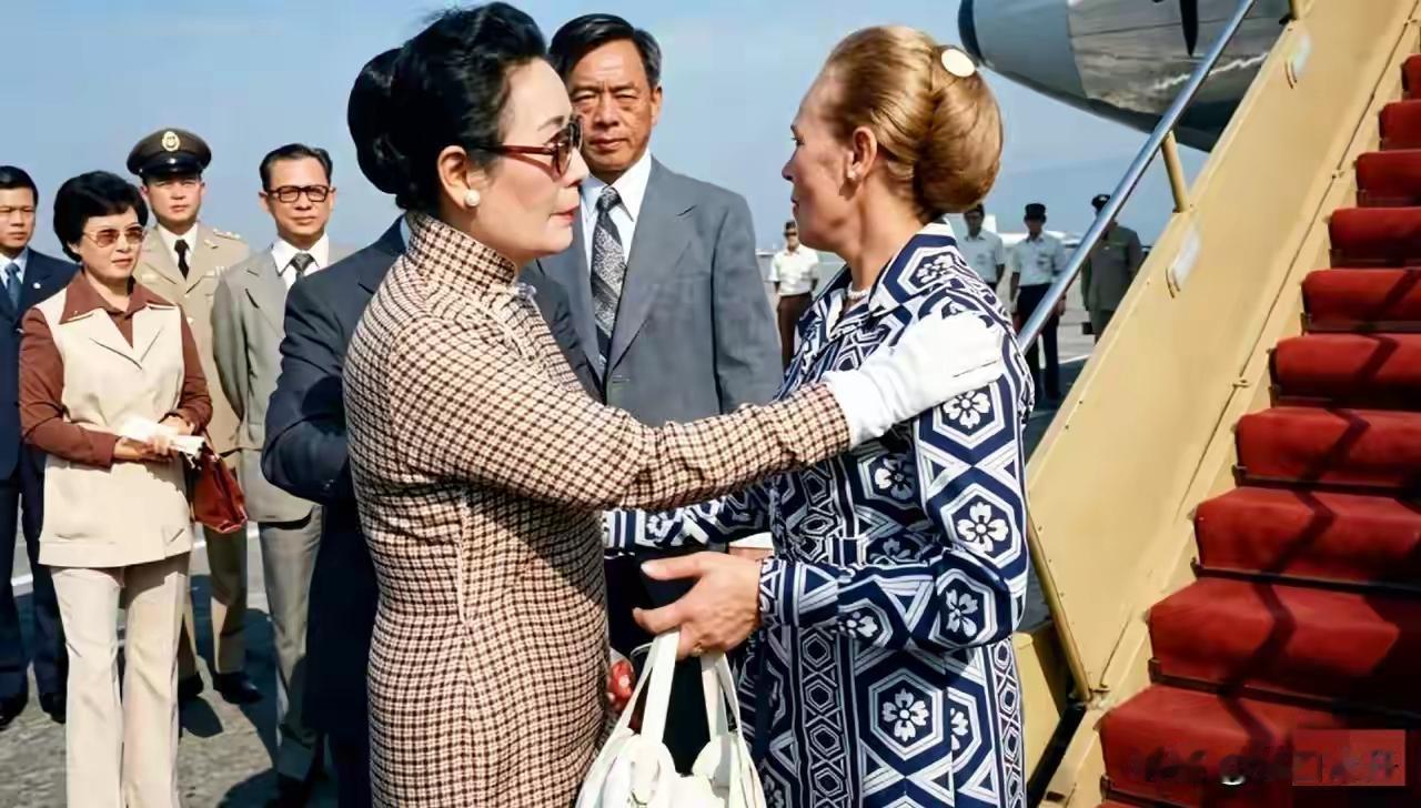 1975年蒋介石去世才五个多月，78岁的宋美龄就以“就医”为由收拾行装赴美定居，
