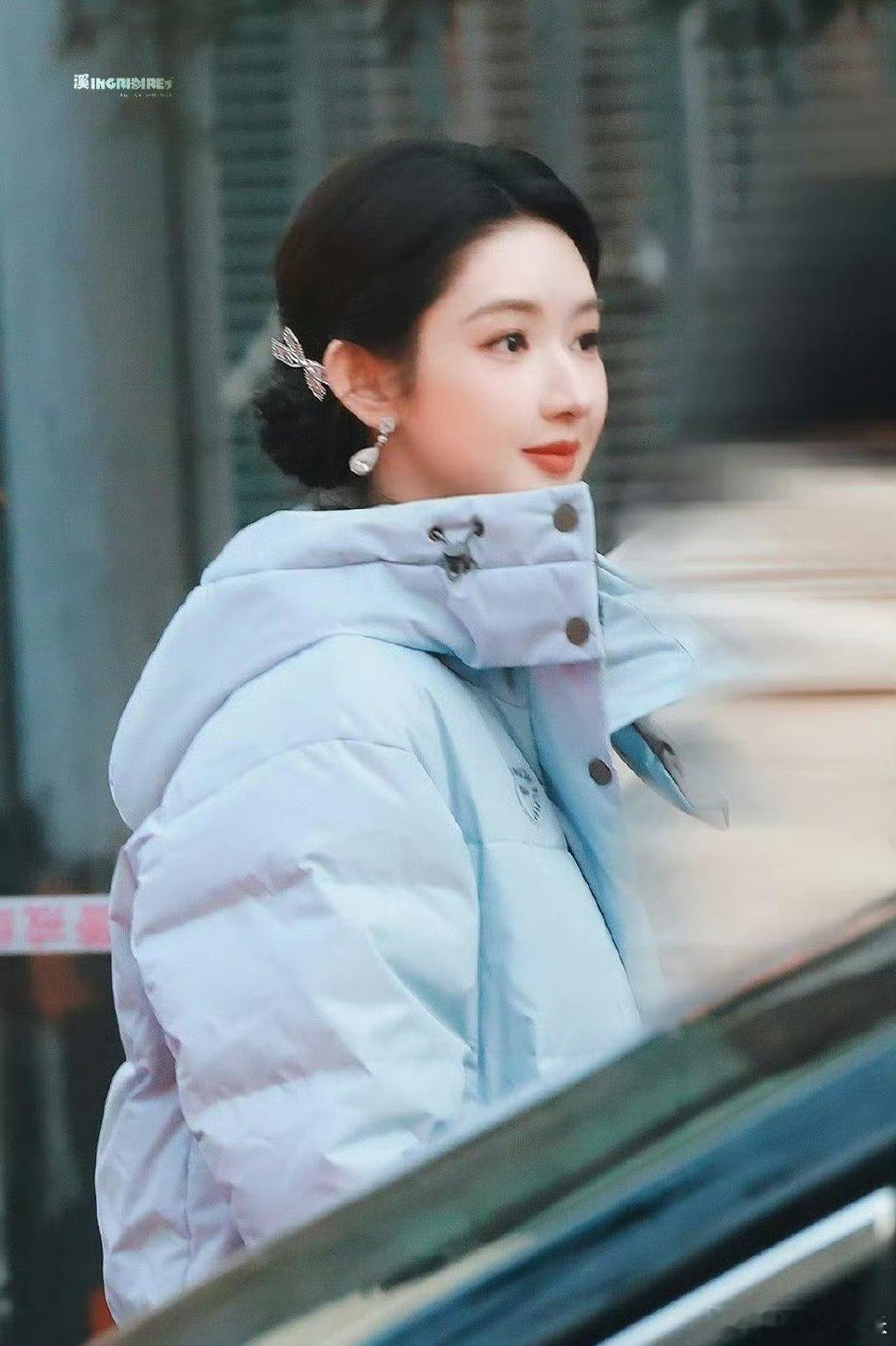 王玉雯春晚路透缎面长裙好仙 春晚路透被王玉雯美到！粉缎长裙尽显少女柔情，外搭羽绒