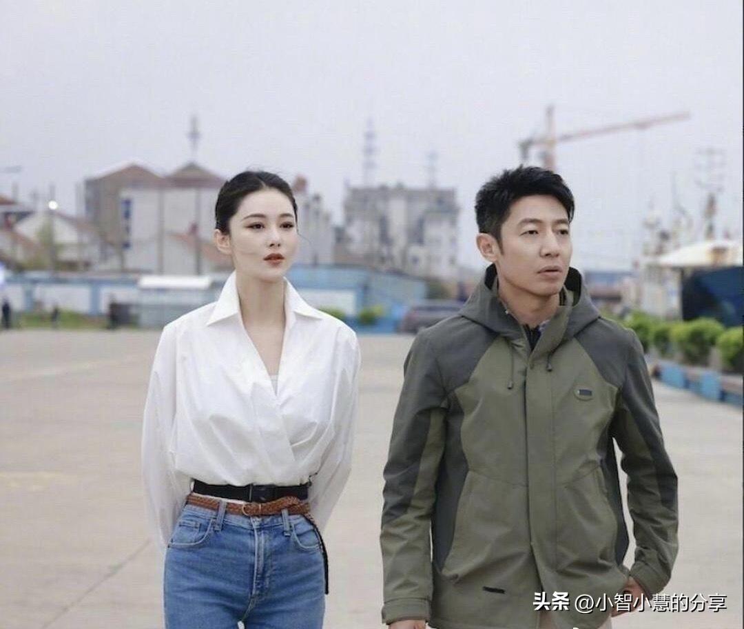 撒贝宁旁边的美女实在是太美了，一种纯纯的极其自然的东方美，放哪儿都是颜值高的美女