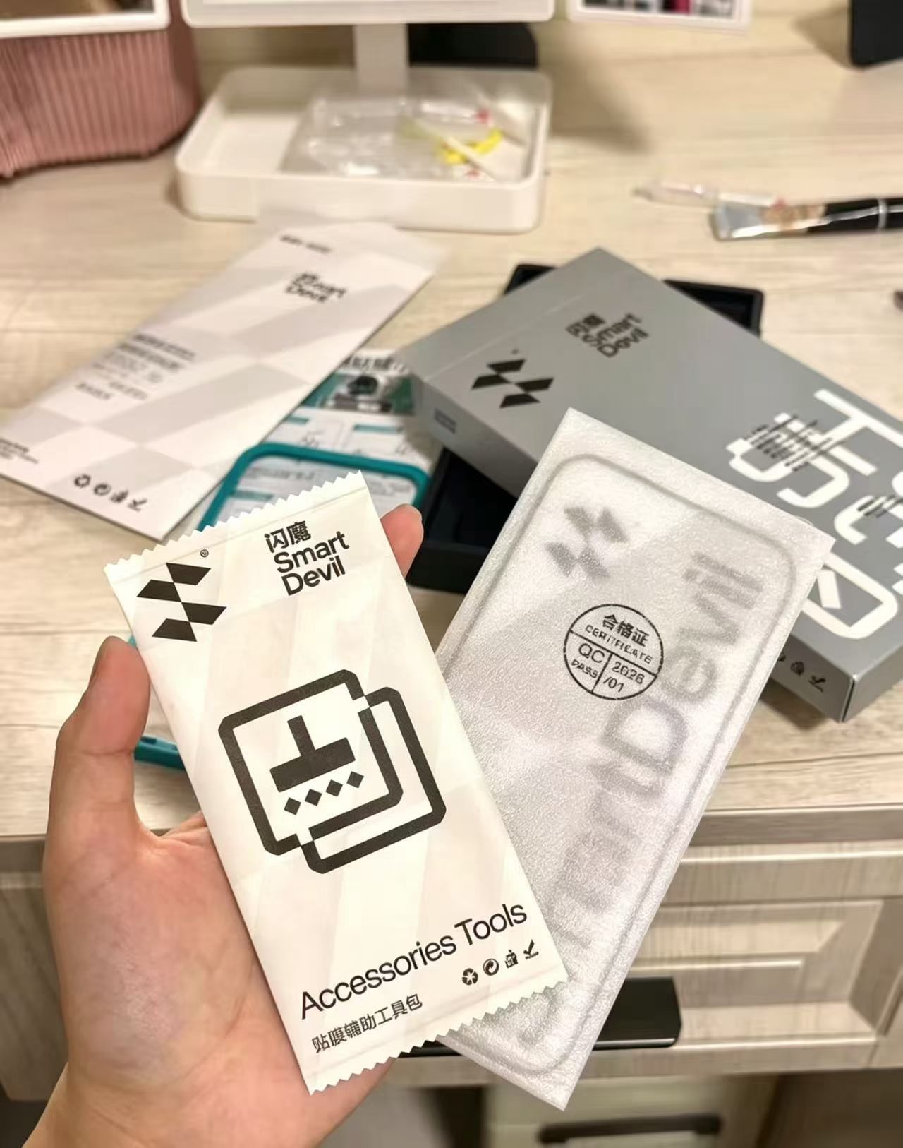 这个钢化膜贴了真的跟没贴一样… 