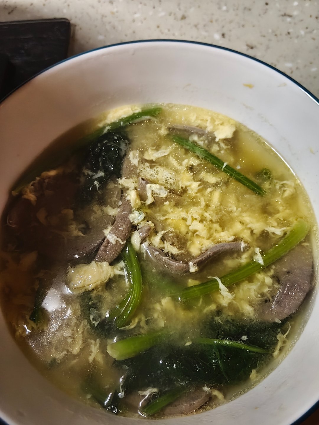 我发现猪肝先用面粉，加盐加一些水揉搓，浸泡几分钟，再洗干净血水然后用胡椒粉生姜粉
