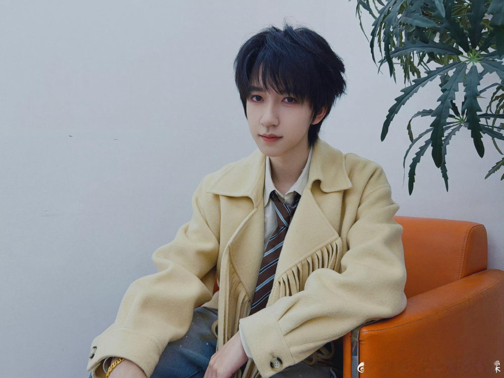 贺峻霖📸全新营业大片，身穿 Nanushka 流苏风衣夹克搭配 Sofitte