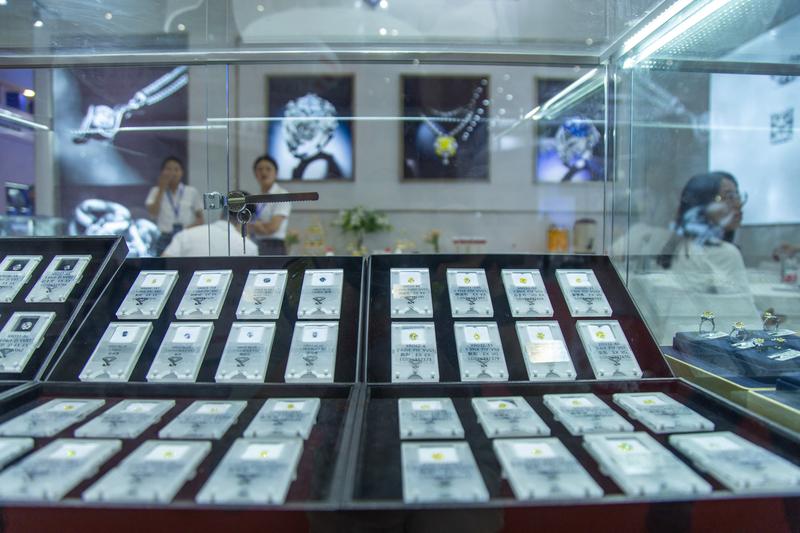 现在钻石价格大跳水，1克拉大钻石只要3500元，这说的其实是培育钻石。近年来，培