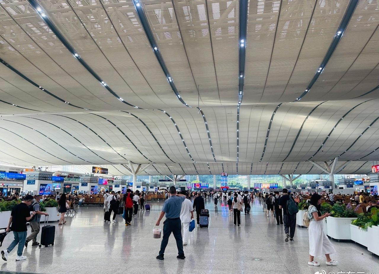 开车超过3小时，还是选择高铁舒服。
现在市区出行，地铁也方便，期待大湾区轨道交通