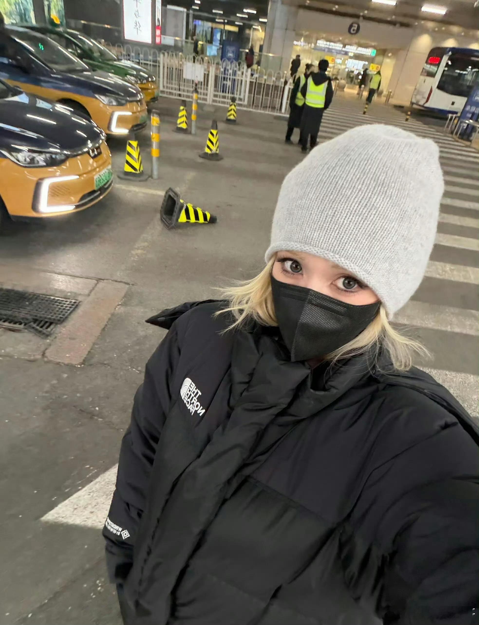 Somi来北京也得穿黑色羽绒服连韩国爱豆Somi来北京都逃不过“黑色羽绒服魔咒”