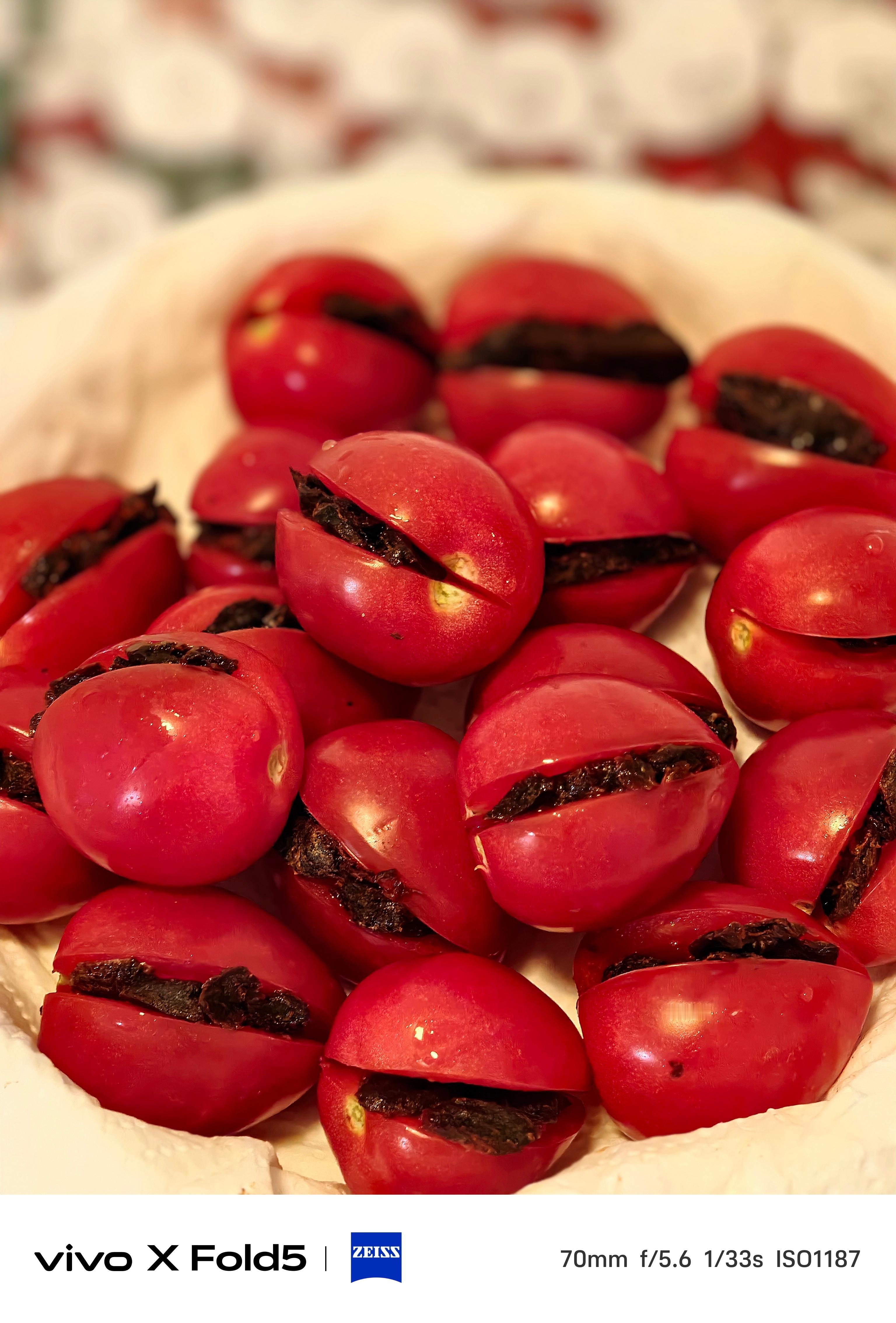 谁发明的梅子番茄给我出来[怒]明明今天晚饭吃得很饱说饭后做一个甜点吃吃结果越吃越