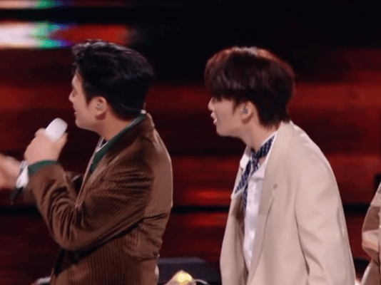 王赫野看热闹忘了唱歌声生不息别人在carry舞台，王赫野在carry全场笑点。 