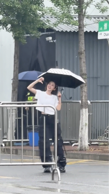 唐艺昕饭撒撒到路过大爷   这么近距离的甜笑谁扛得住，大爷回家立马成铁粉！🥹 
