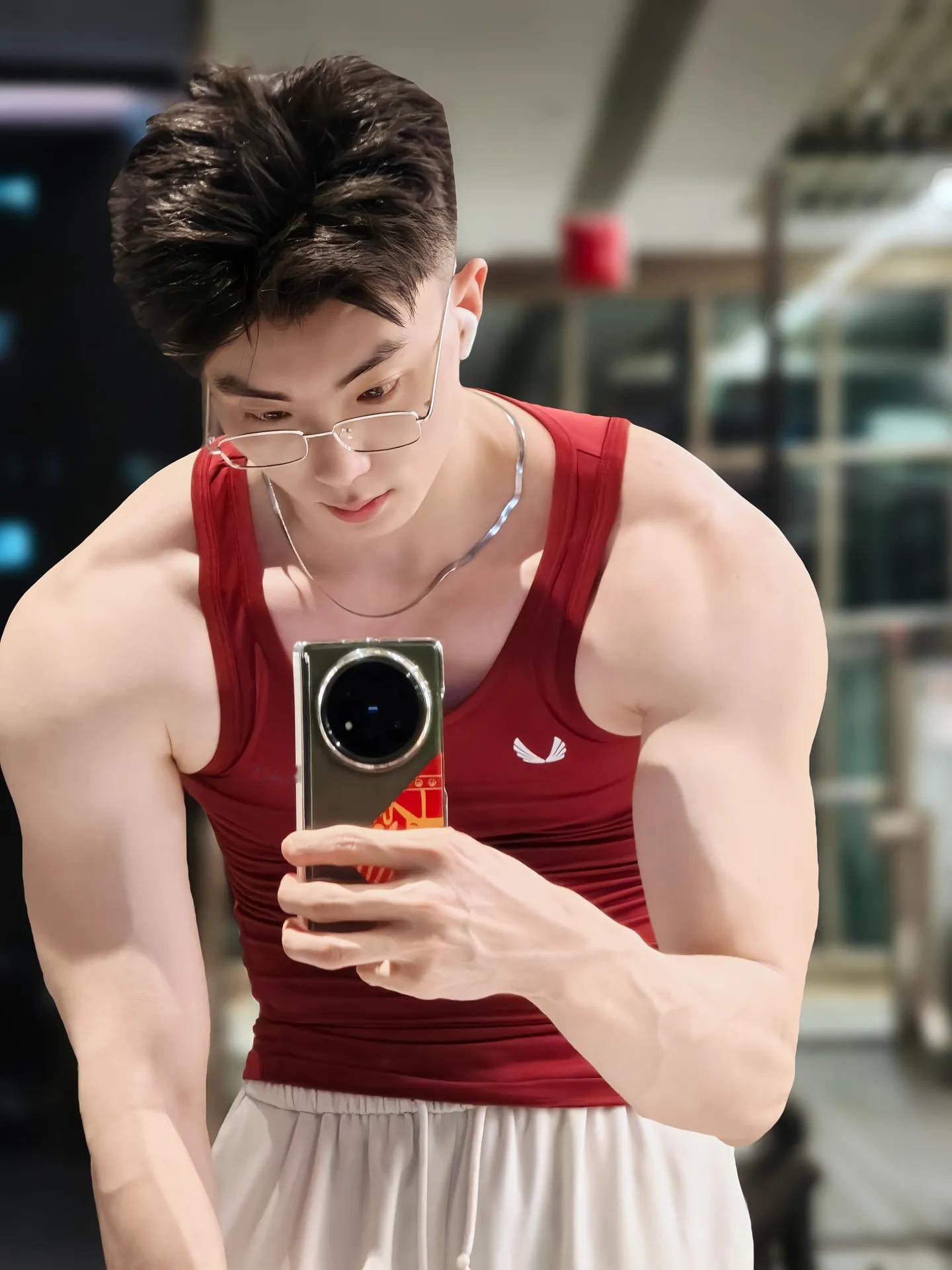 白皮肌肉眼镜男，帅到离谱了🎶林铭然Leone 