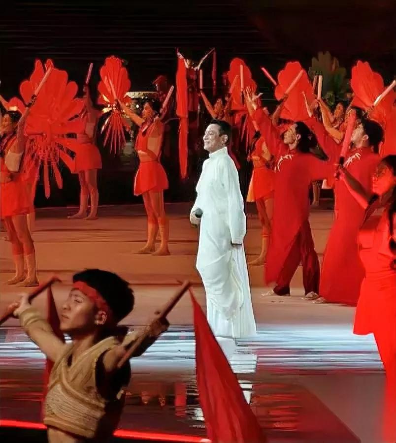 64岁？

别唱了吧！

结果他一开口，全网集体破防：这嗓子是充了VIP？高音飙