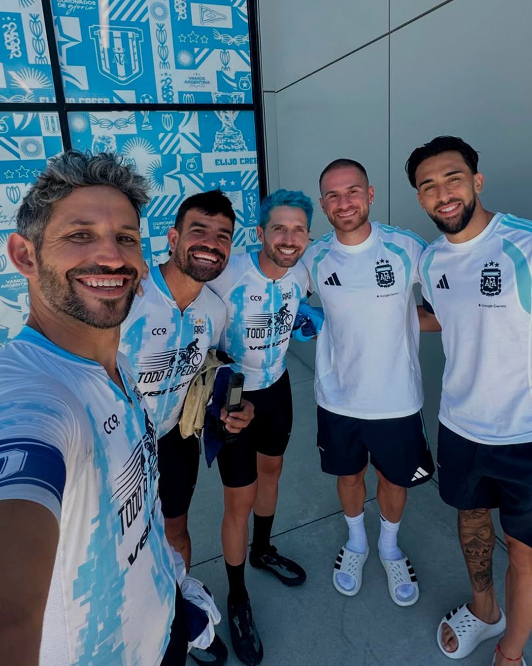 🚴🇦🇷 从科尔多瓦到世界杯，并收获了一份难忘的奖励一群阿根廷球迷踏上了一段